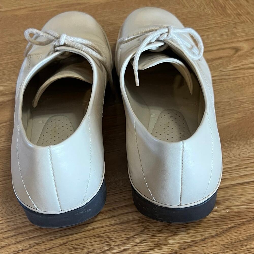 Easy Spirit FreeNEasy size 7 lace-up leather shoes. Light creamy tan/beige. - Picture 4 of 8